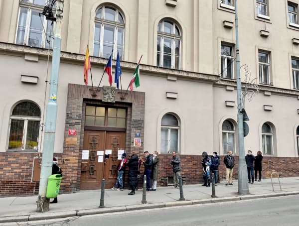 profloužení úředních hodin - fronty